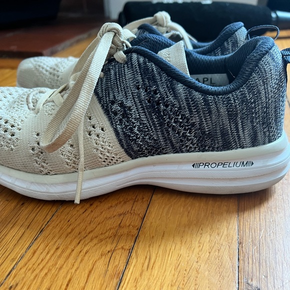 Size 6.5 lightly worn only indoors sneakers - Picture 2 of 4